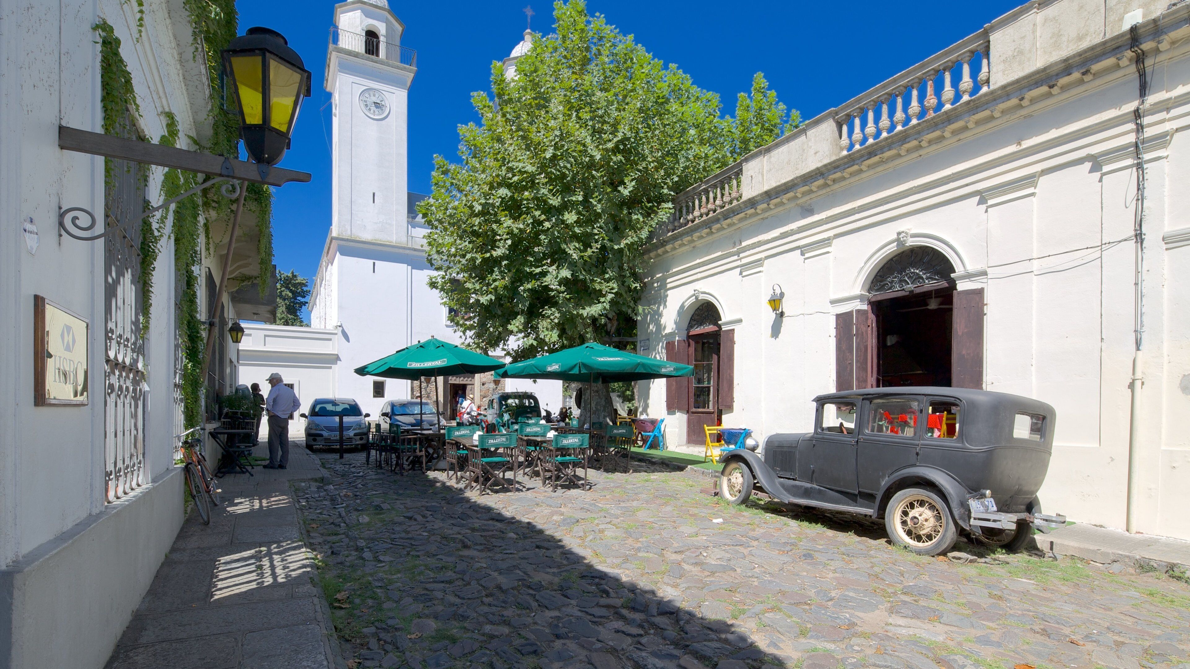 Colonia del Sacramento Plaza de Armas which includes street scenes and heritage architecture
