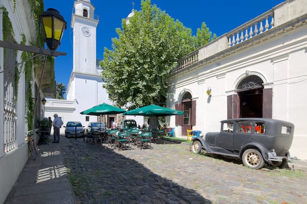 Colonia del Sacramento Plaza de Armas which includes street scenes and heritage architecture