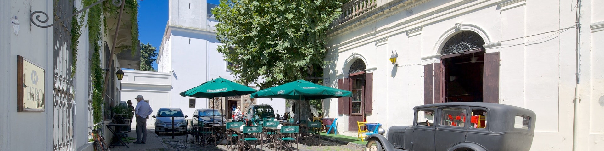 Colonia del Sacramento Plaza de Armas which includes street scenes and heritage architecture