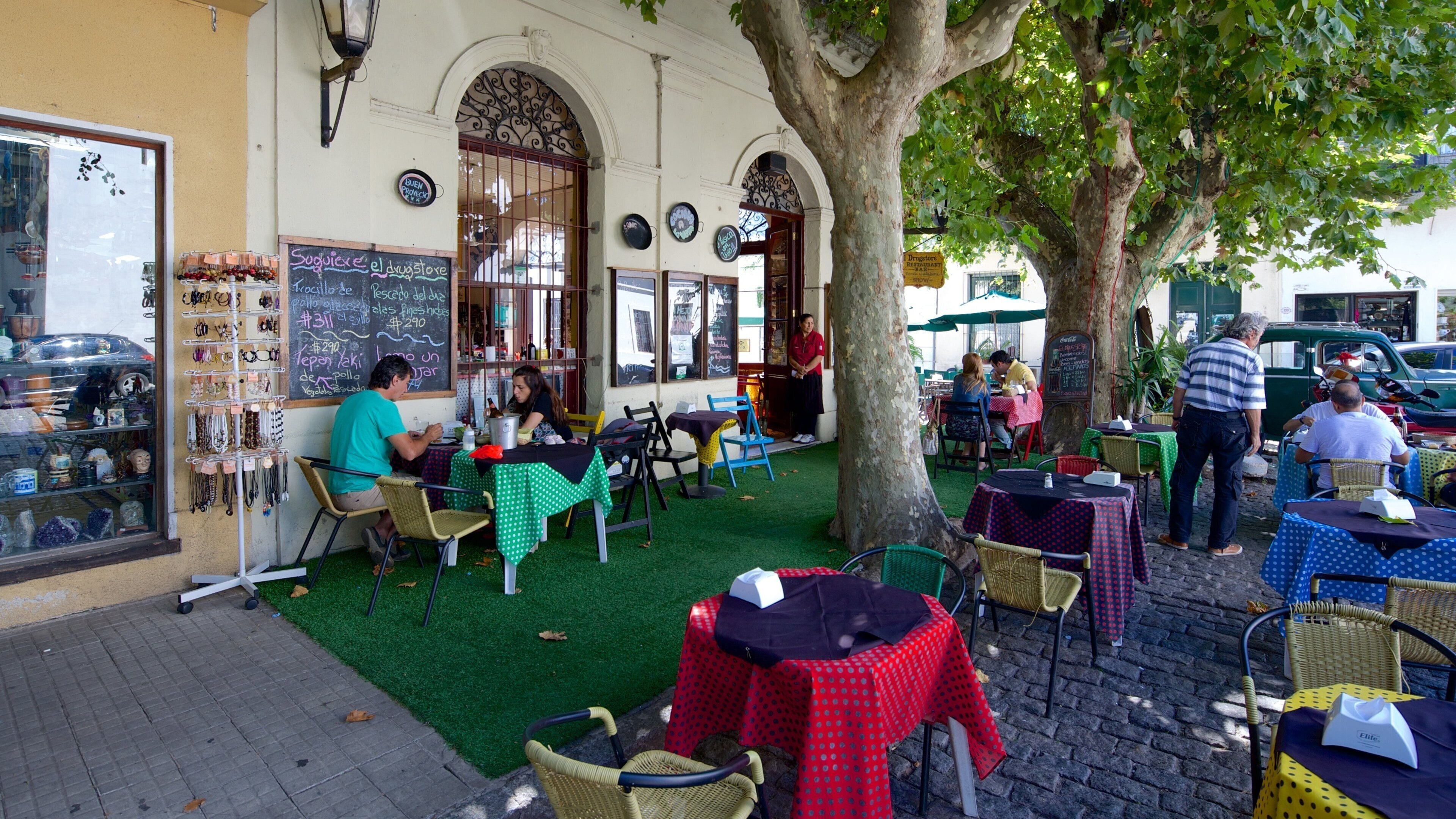 コロニア デル サクラメント アルマス広場 フィーチャー 屋外での食事