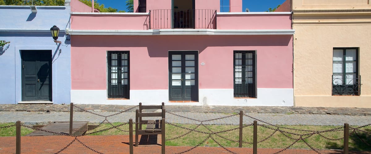 Plaza de Armas von Colonia del Sacramento welches beinhaltet Haus