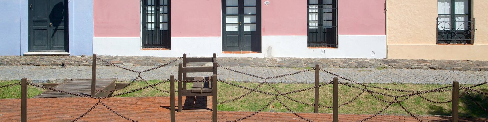 Colonia del Sacramento Plaza de Armas featuring a house