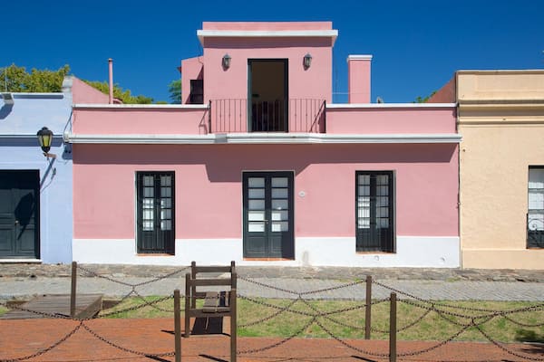 Colonia del Sacramento Plaza de Armas showing a house