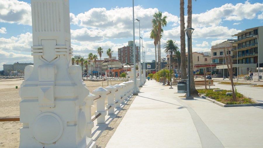 Playa de Piriápolis mostrando escenas urbanas y una ciudad costera