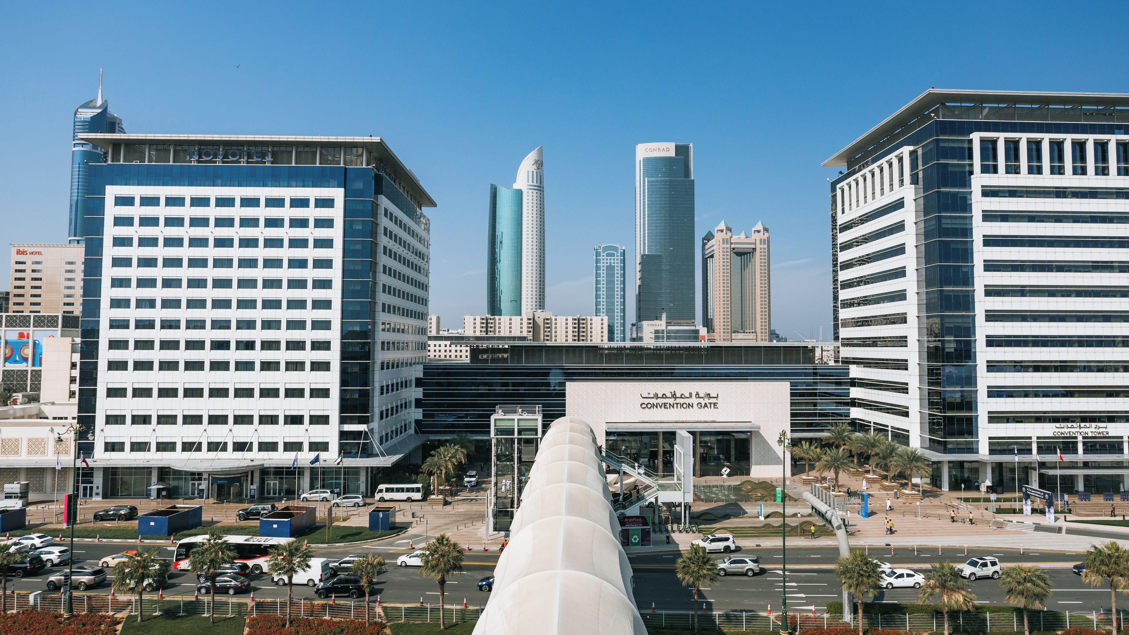 Un paisaje urbano con edificios modernos, incluyendo la Torre de Convenciones y el hotel Conrad.