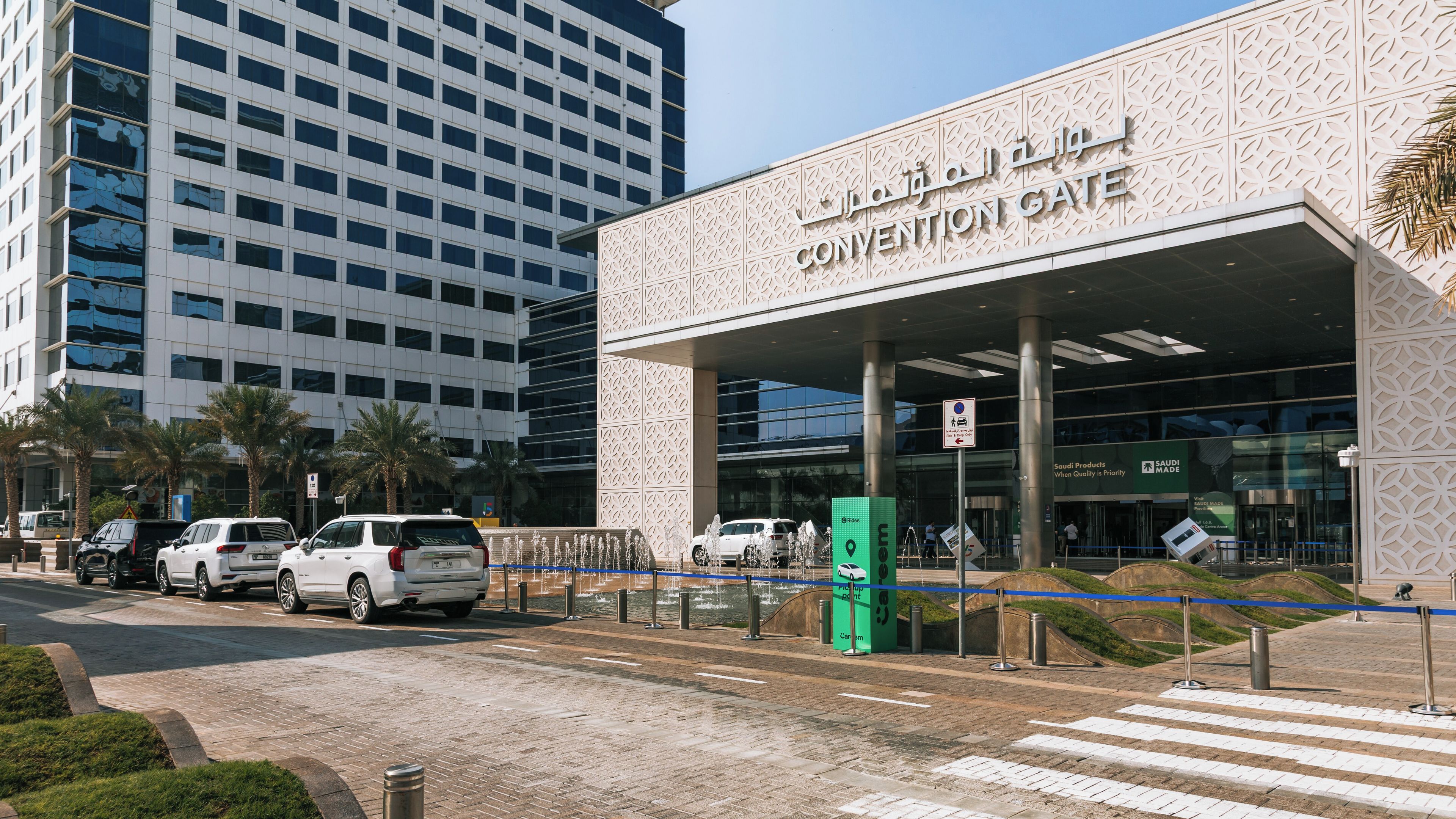 Un edificio moderno con una entrada amplia identificada como 'CONVENTION GATE' y una fachada decorativa.