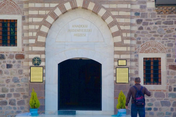 Ein Steinhaus mit einem Rundbogenportal, auf dem „ANADOLU MEDENİYETLERİ MÜZESİ“ steht.