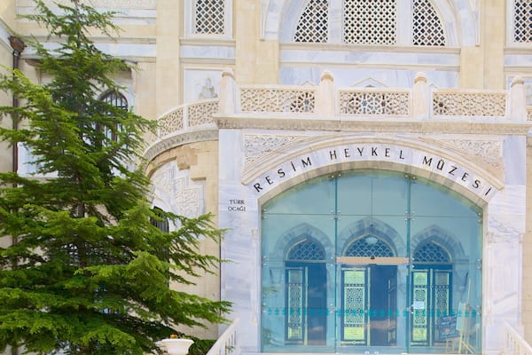 L’entrée du musée Heykel Müzesi se distingue par ses détails architecturaux complexes et son grand portail en arc de cercle.