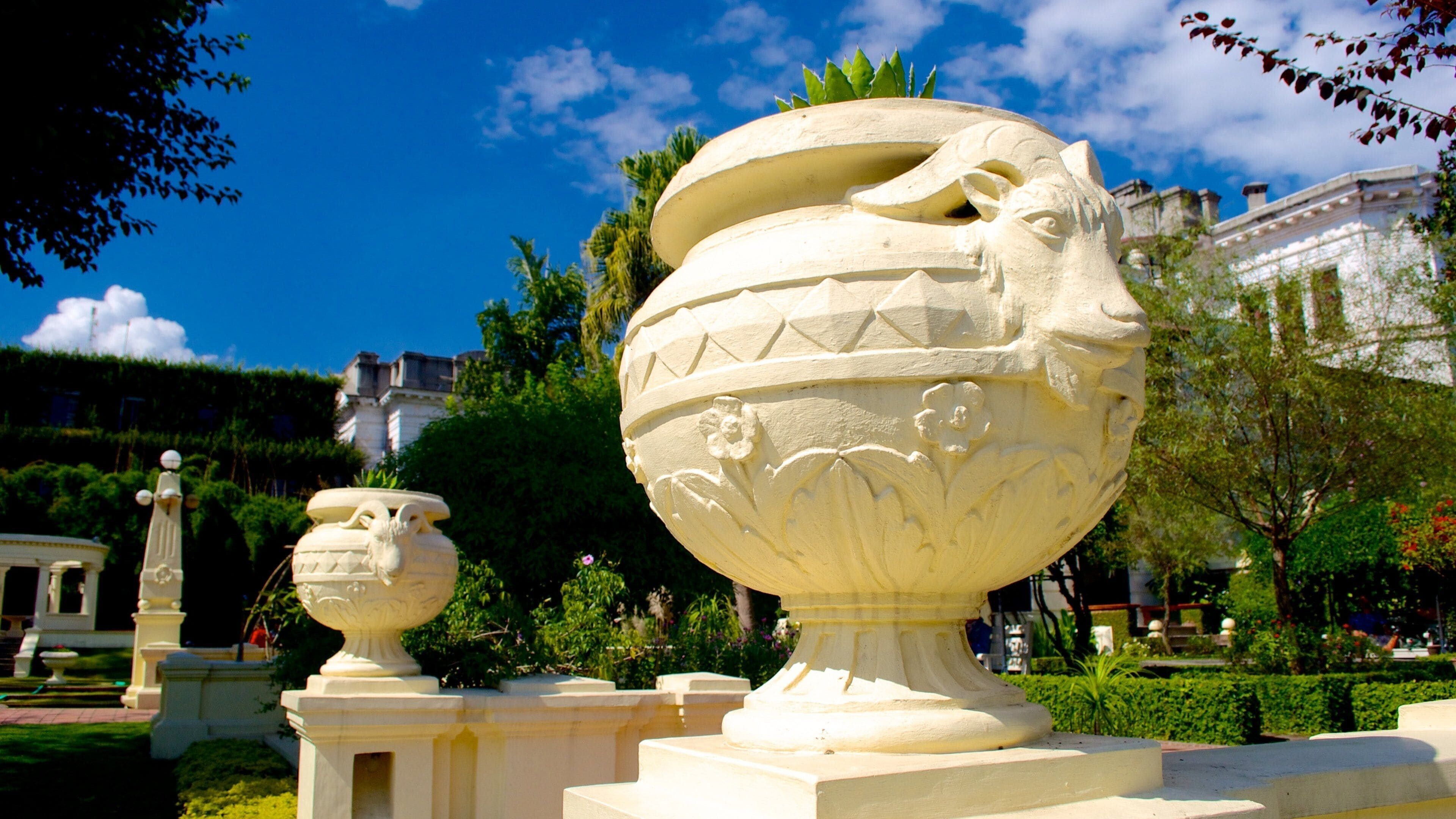 Giardino di Kaiser Mahal mostrando statua o scultura