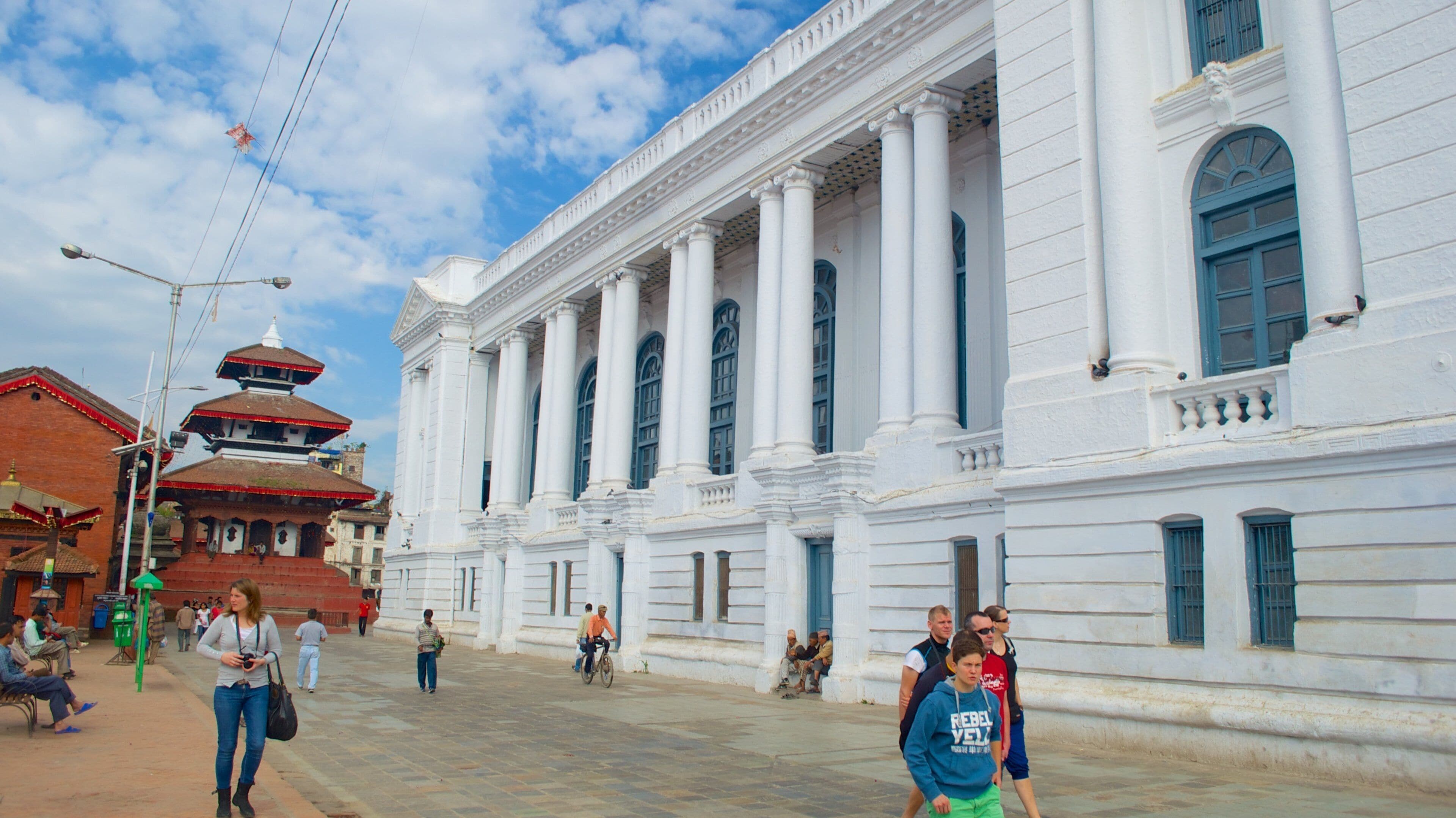 Katmandu Durbar-plassen fasiliteter samt torg eller plass i tillegg til en liten gruppe med mennesker