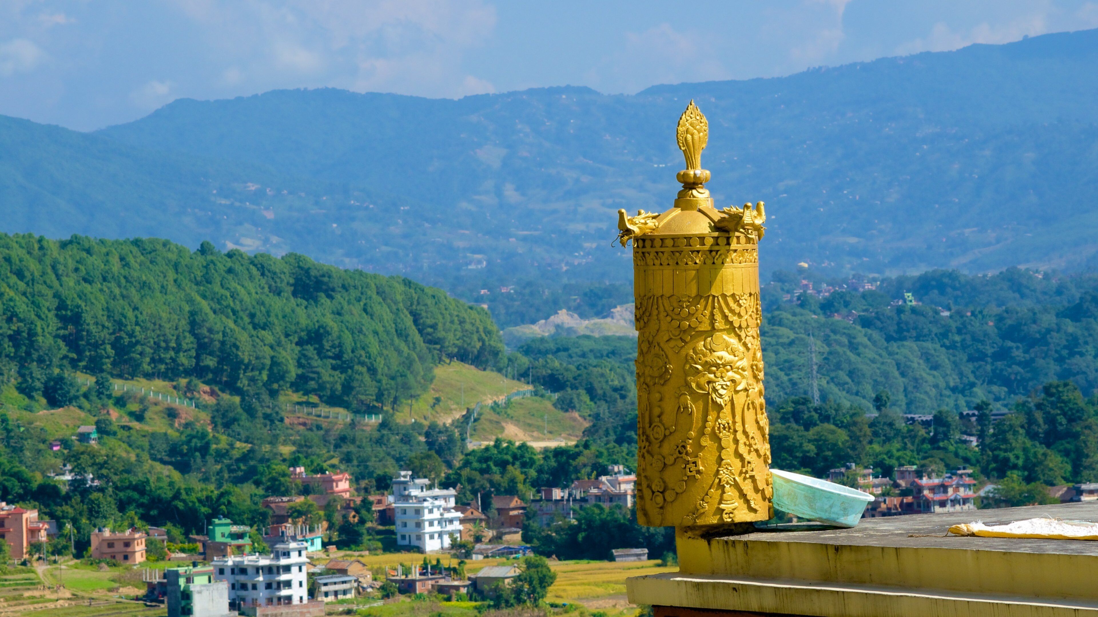 Monasterio de Kopan que incluye un templo o lugar de culto, situaciones tranquilas y un pueblo