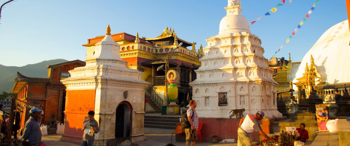 Swayambhunath mostrando aspectos religiosos y también un grupo pequeño de personas