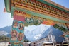 Un tempio colorato con decorazioni elaborate e una montagna sullo sfondo.