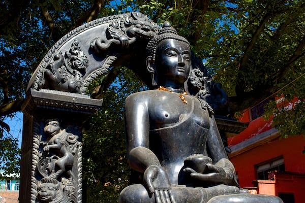 Goldener Tempel das einen religiöse Aspekte und Statue oder Skulptur