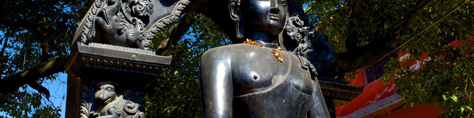 Goldener Tempel das einen religiöse Aspekte und Statue oder Skulptur