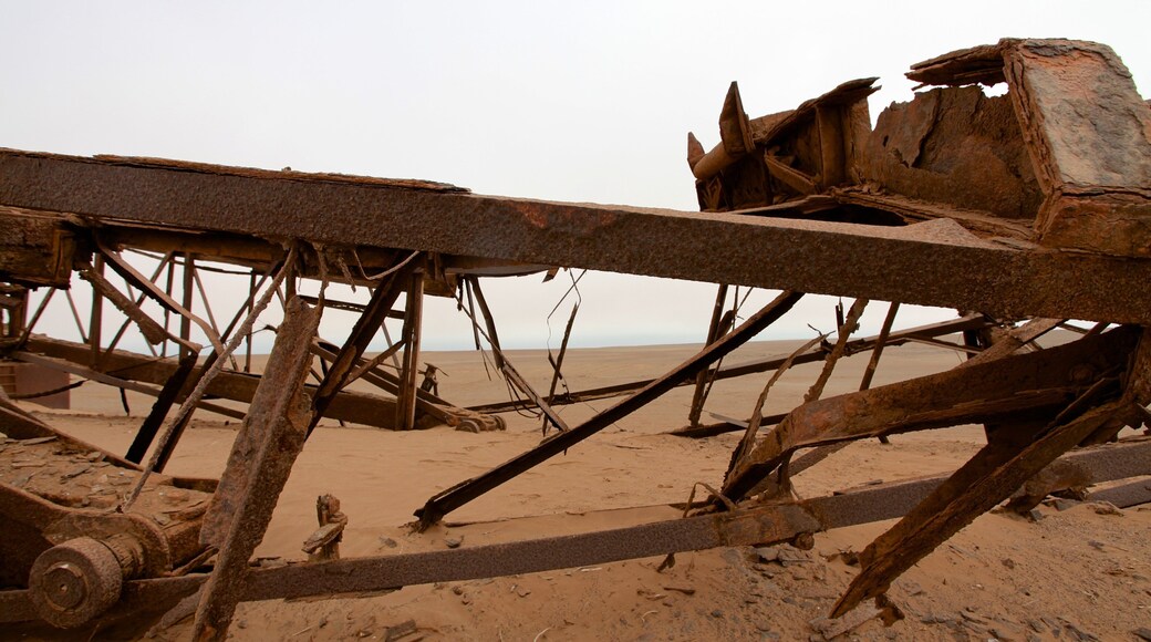Skjelettkysten nasjonalpark fasiliteter samt ørkenutsikt og bygningsruiner