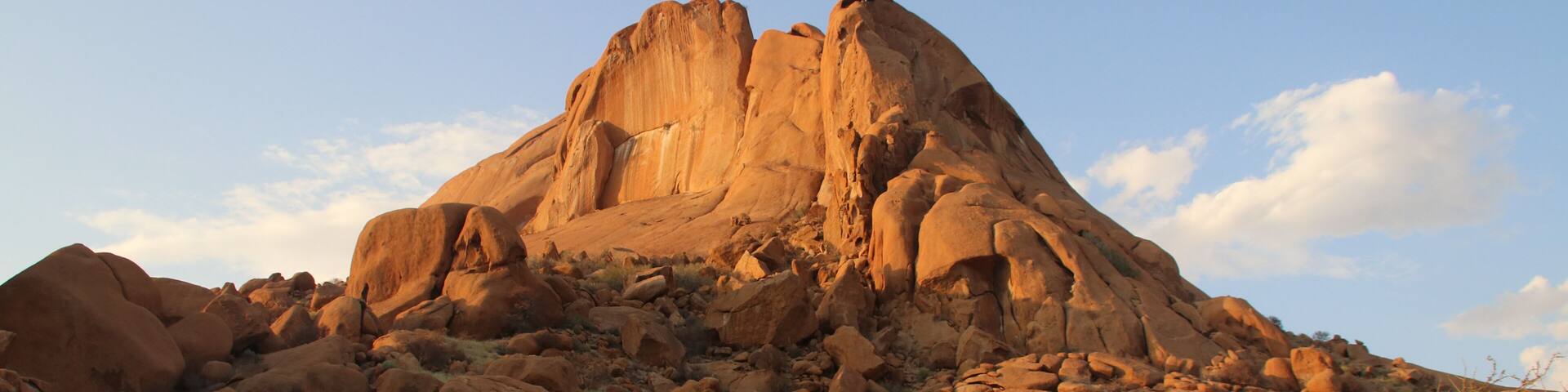 Secret C
This special spot in the Spitzkoppe rocks is a delight for photog buffs. The early and late night light give remarkable shadows to the also remarkable rock formations.
#localsecrets