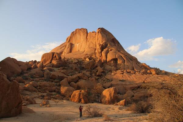 Secret C
This special spot in the Spitzkoppe rocks is a delight for photog buffs. The early and late night light give remarkable shadows to the also remarkable rock formations.
#localsecrets