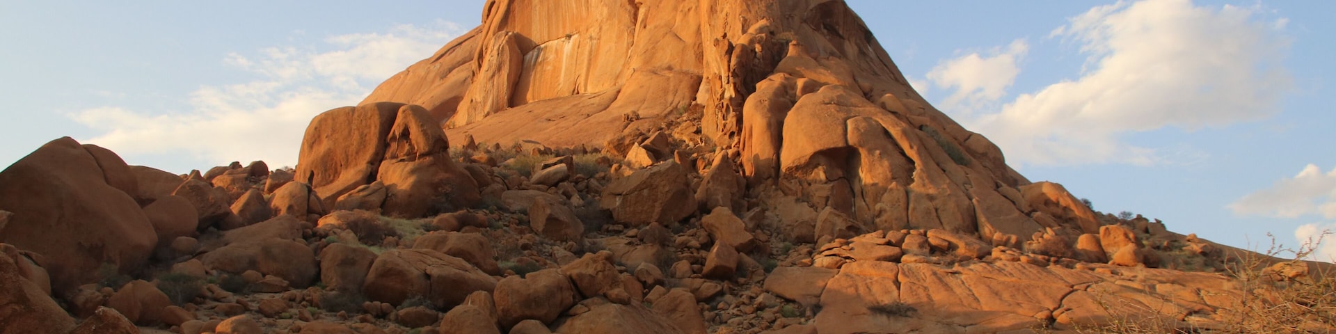Secret C
This special spot in the Spitzkoppe rocks is a delight for photog buffs.  The early and late night light give remarkable shadows to the also remarkable rock formations.
#localsecrets