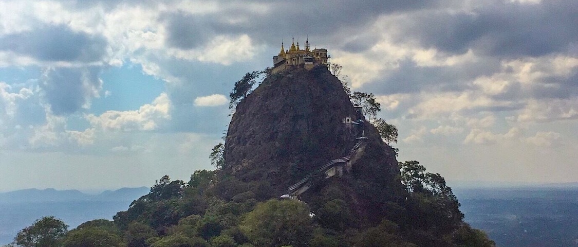 The views of beautiful Mount Popa , old volcano mountain as Mount Popa , so Mount Popa is a volcano 1518 meters ( 4981 feet ) above sea level and located in central Burma .