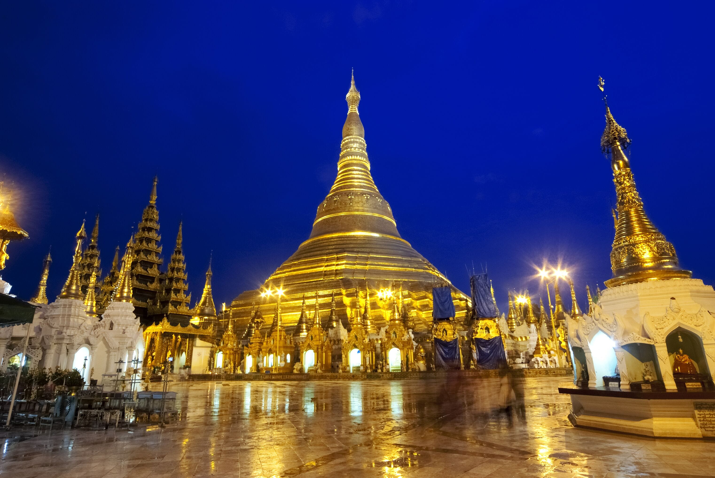 Schwedagon Pagoda at night time