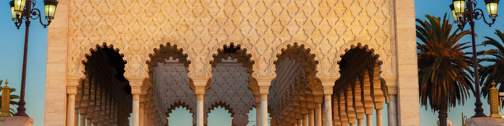 Una entrada imponente con arcos decorativos y fachada de azulejos.