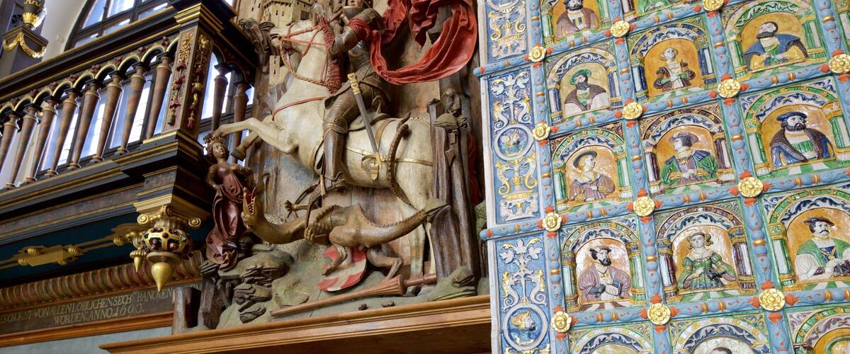 Corte de Arturo ofreciendo elementos del patrimonio y vistas interiores