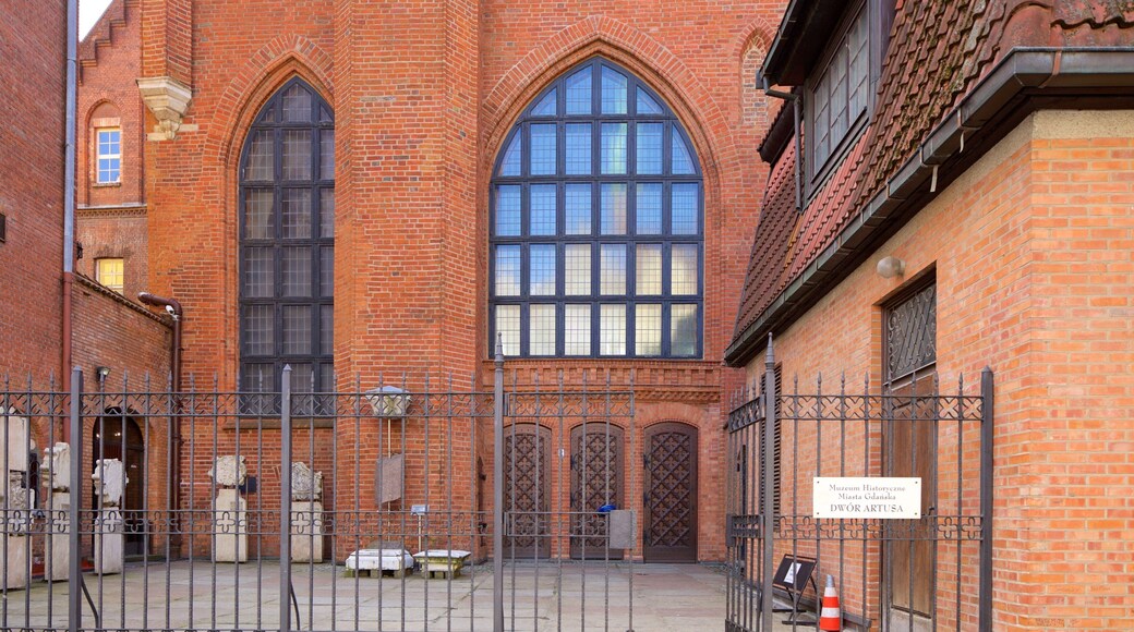 아더 왕궁 을 보여주는 문화유산 요소