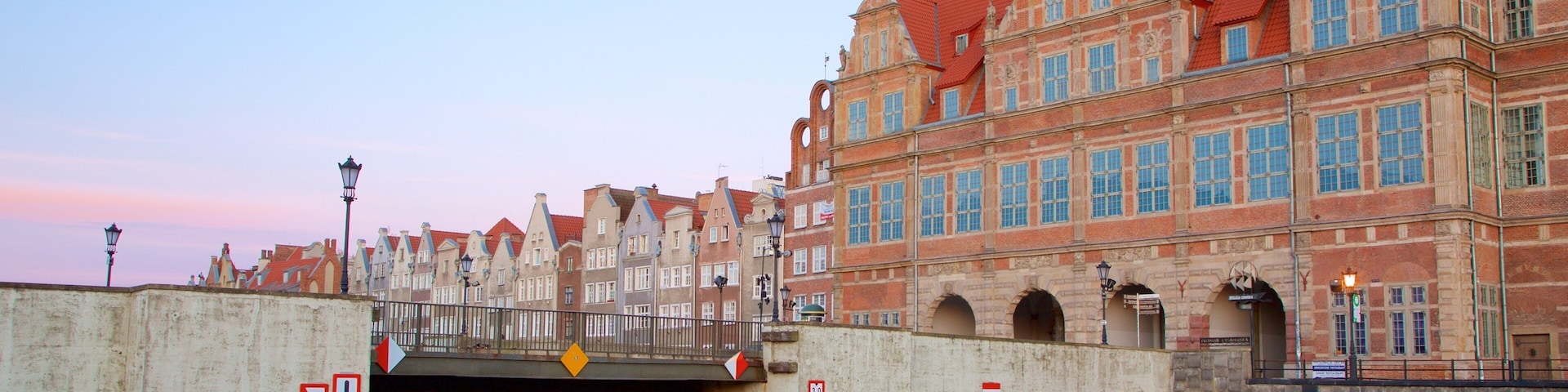 Green Gate que inclui uma ponte e um rio ou córrego