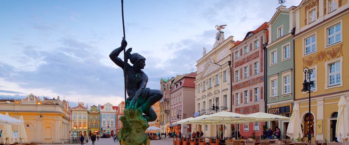 Stary Rynek som omfatter en statue eller en skulptur og en plads eller et torv