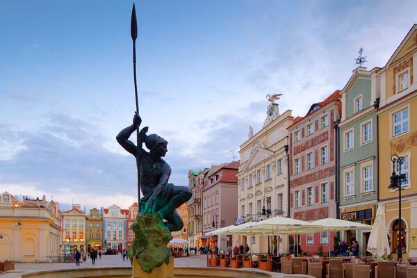 Stary Rynek which includes a square or plaza and a statue or sculpture