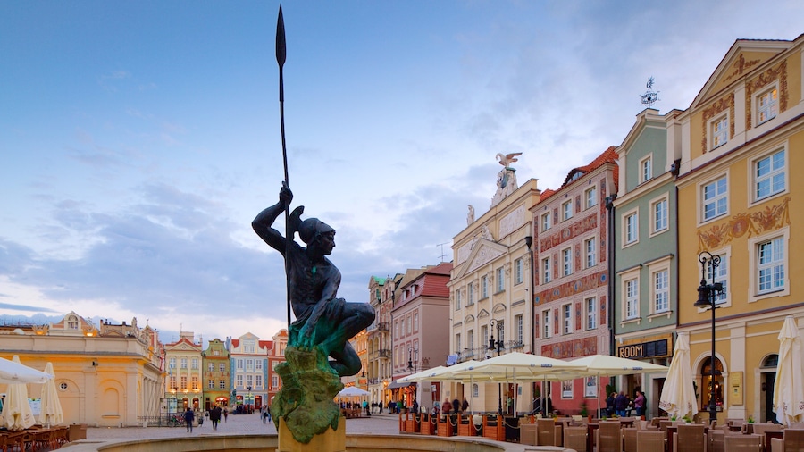 Stary Rynek che include piazza e statua o scultura