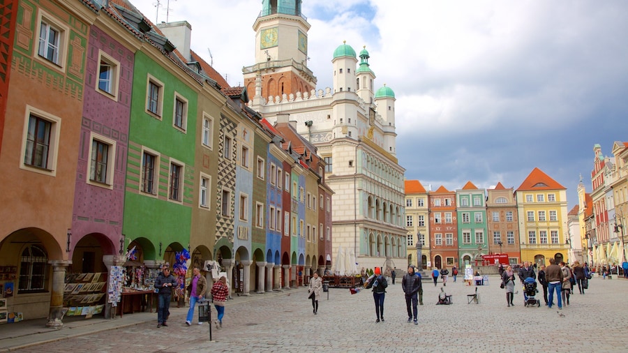 Ayuntamiento de Poznan que incluye una plaza y imágenes de calles