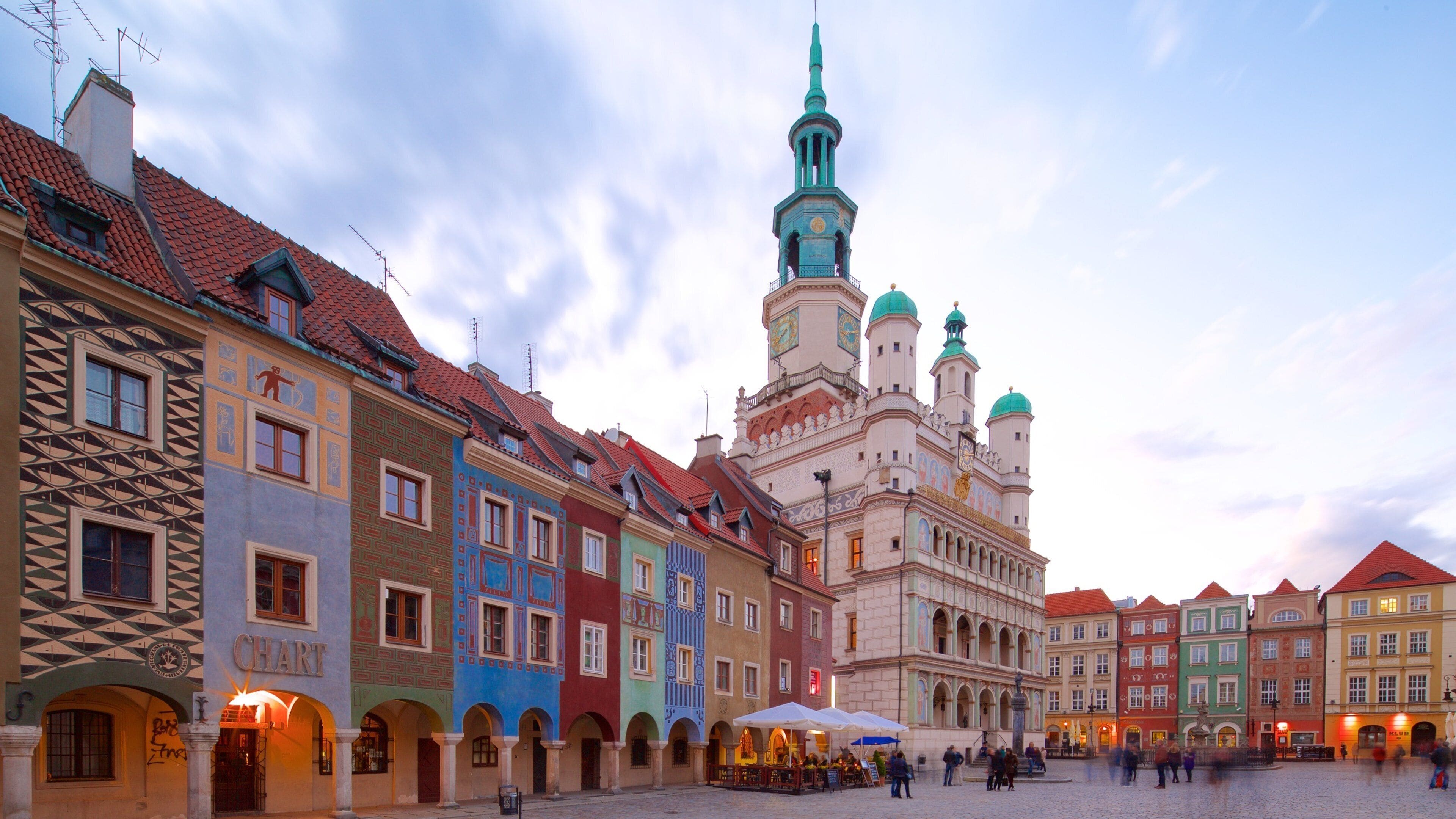 Poznań Town Hall showing a square or plaza and heritage elements