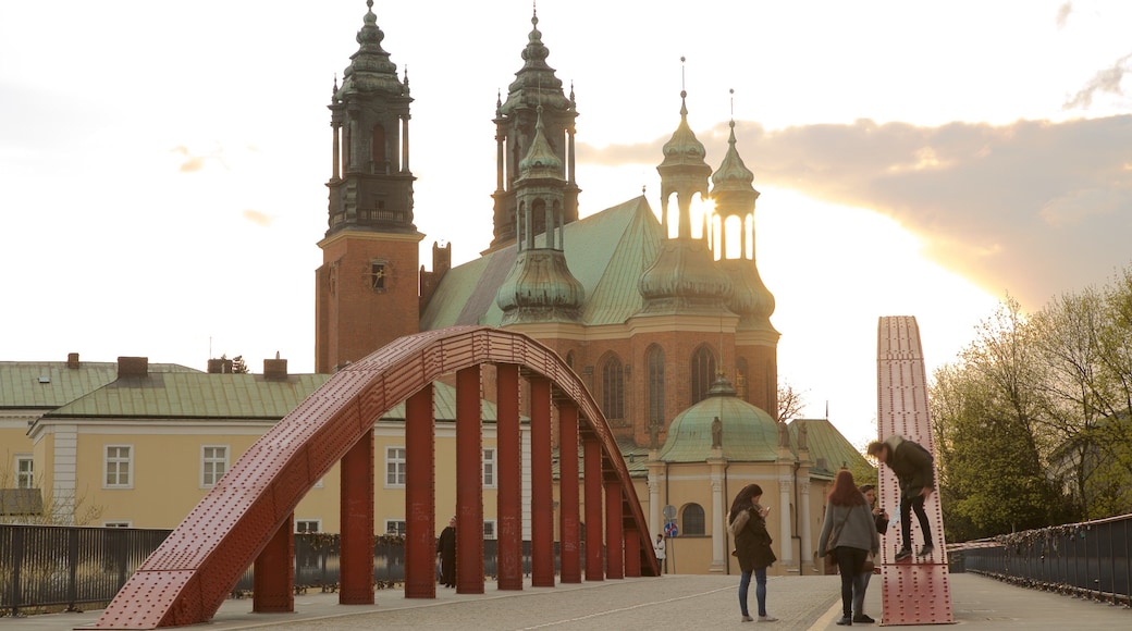 Catedral y Basílica de San Pedro y San Pablo mostrando un puente, un atardecer y una iglesia o catedral