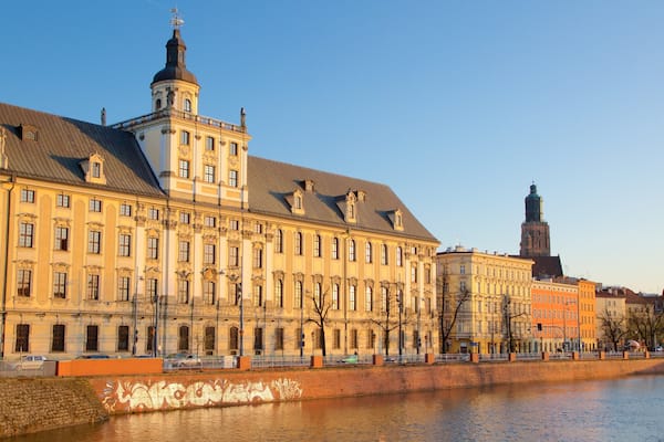 Wroclaw University mit einem Fluss oder Bach und historische Architektur