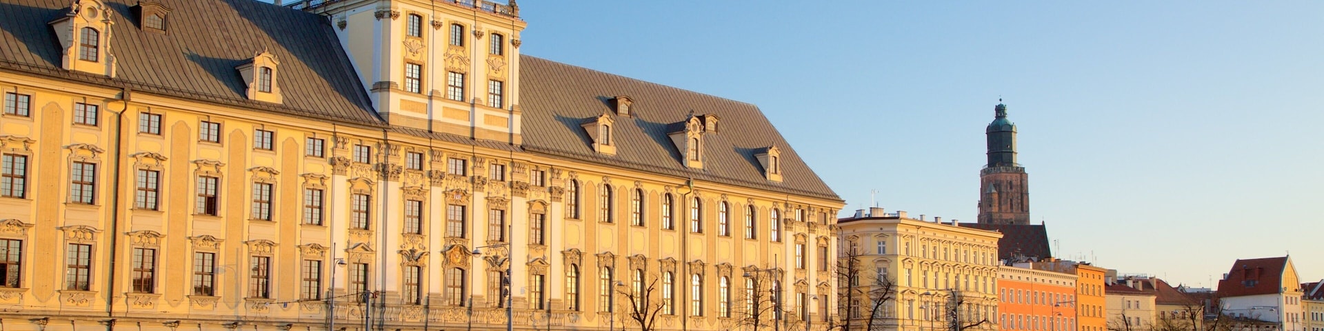 Universidad de Wroclaw que incluye un río o arroyo y arquitectura patrimonial