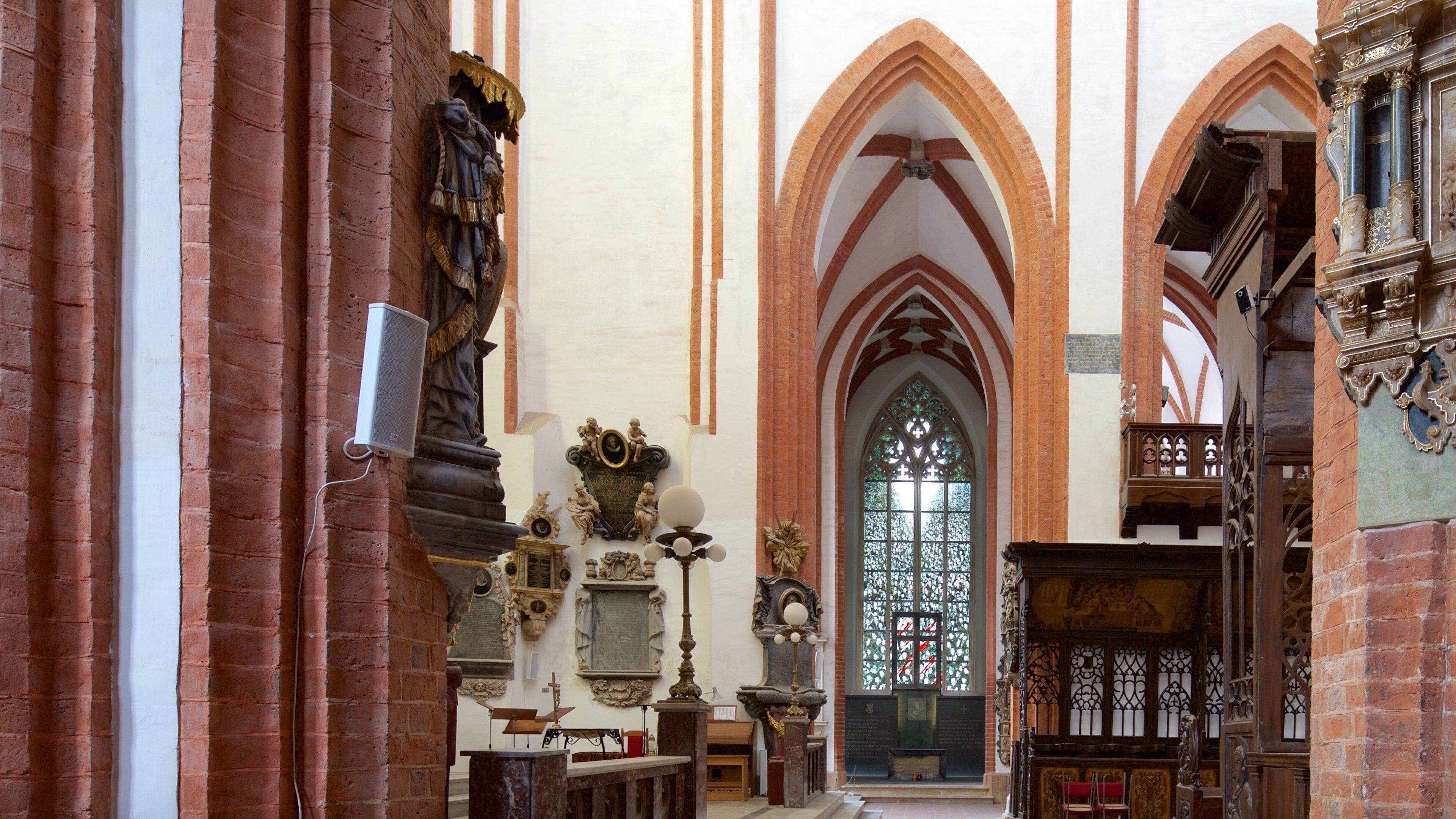 Nhà thờ St. Elisabeth’s trong đó bao gồm cảnh nội thất và nhà thờ