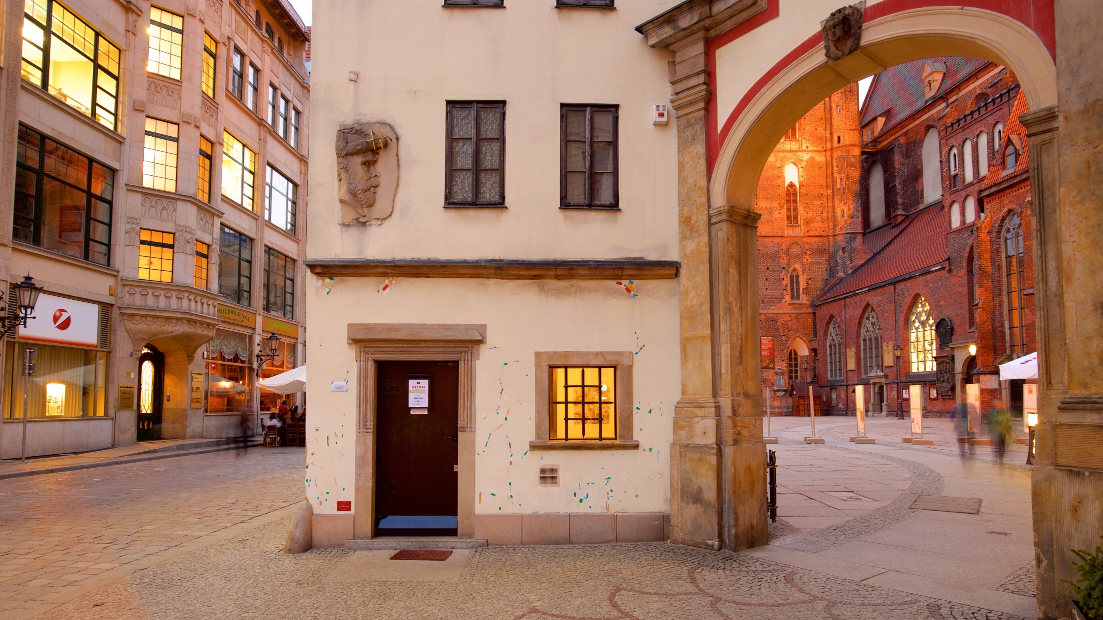 Iglesia de Santa Isabel mostrando una ciudad
