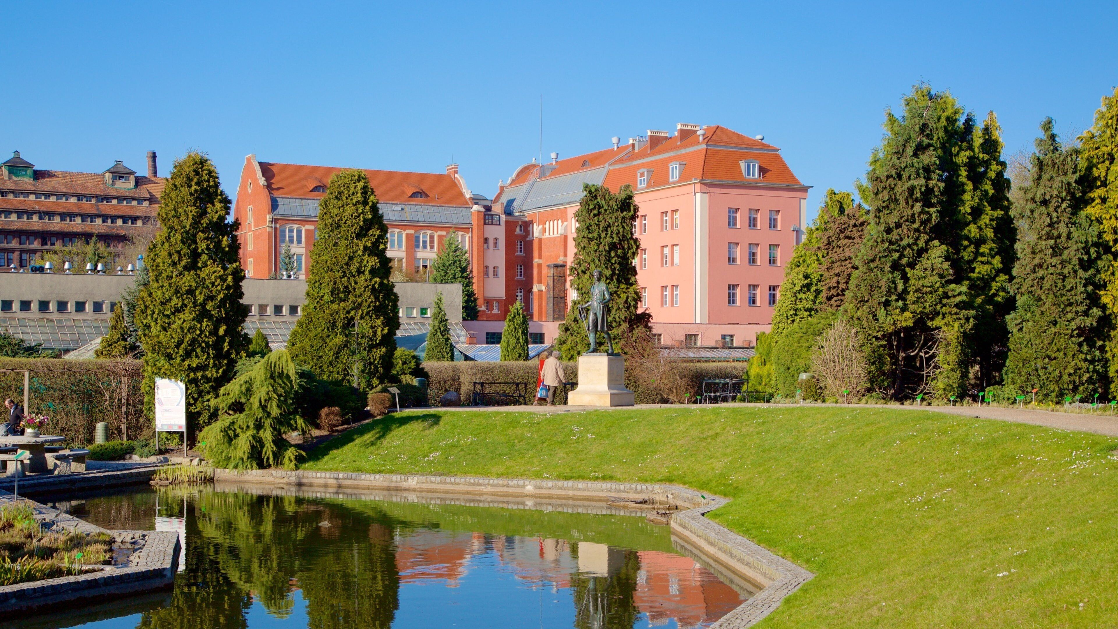 Botanical Gardens showing a pond and a park