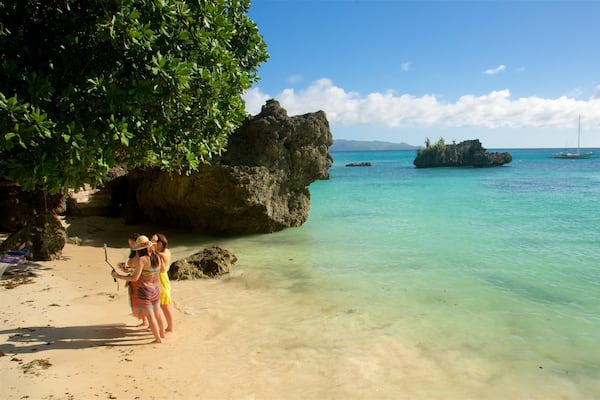 Plage de Balinghai montrant cĂŽte rocheuse, baie ou port et plage de sable