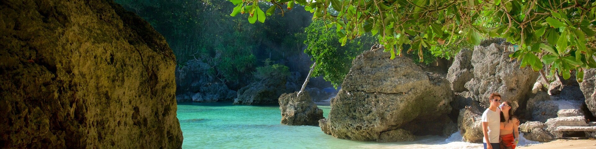 Plage de Balinghai montrant scÚnes tropicales, baie ou port et cÎte escarpée
