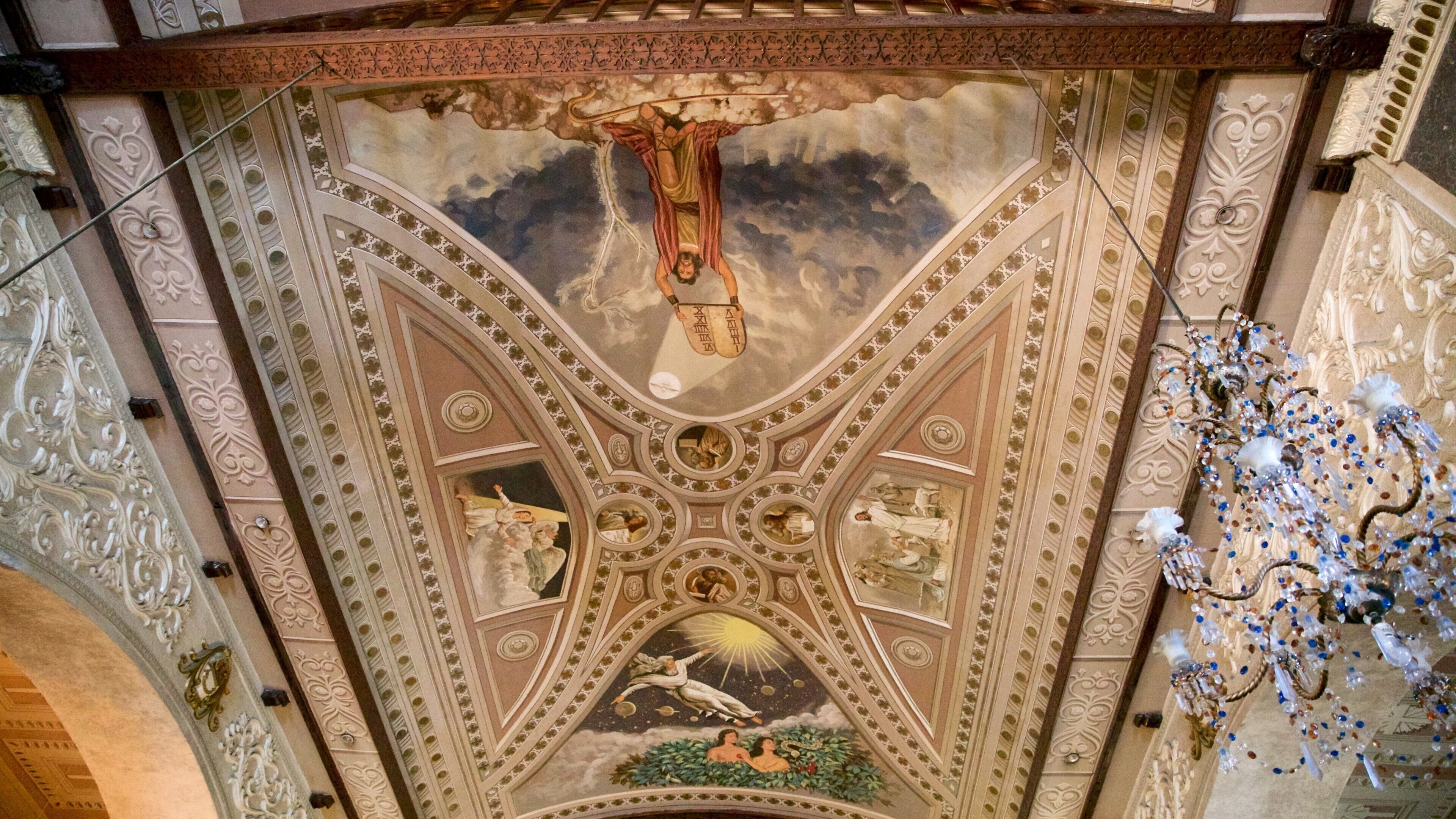 Basílica do Santo Menino mostrando vistas internas, arquitetura de patrimônio e uma igreja ou catedral