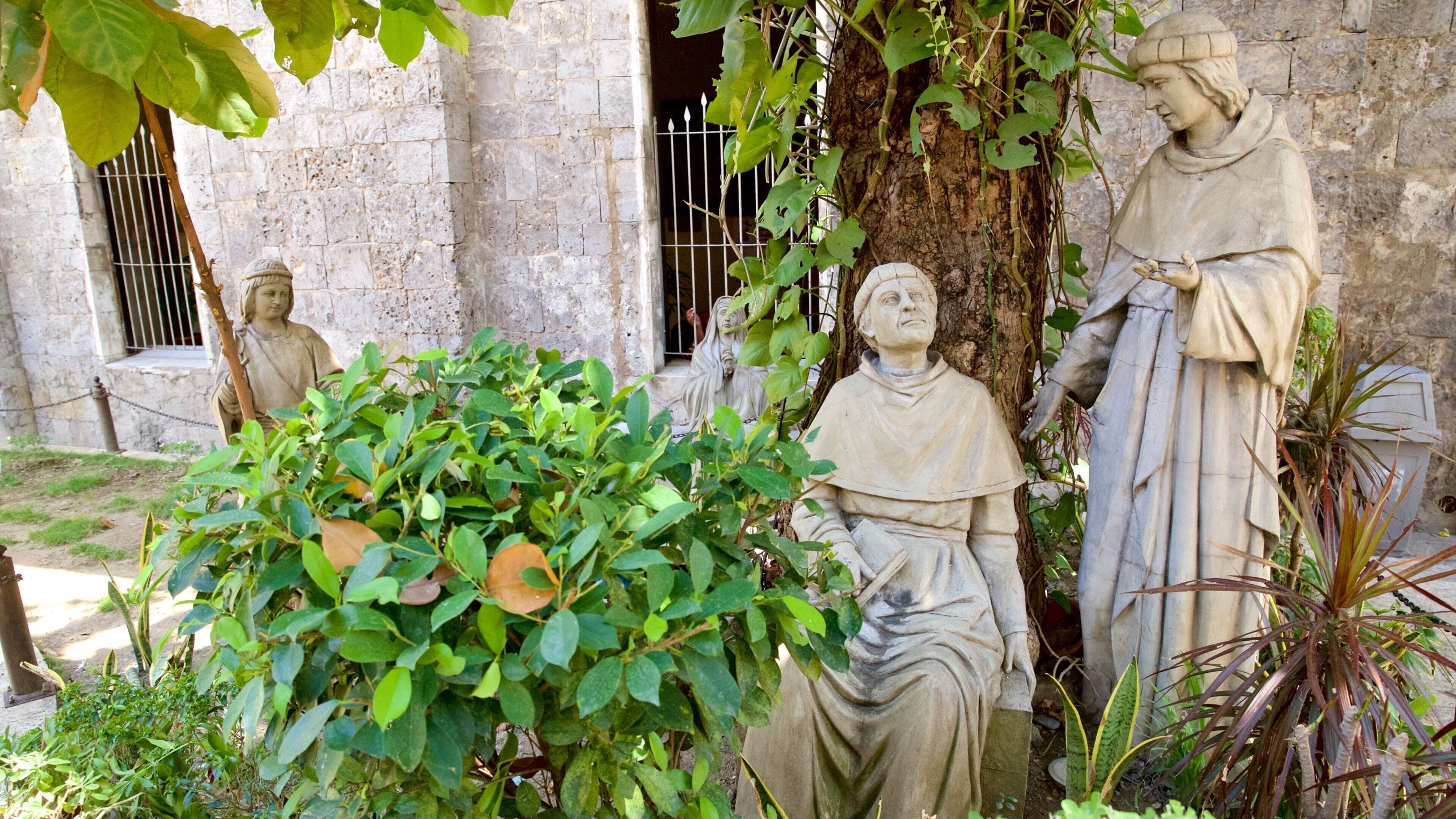 Basílica del Santo Niño ofreciendo una estatua o escultura y un parque