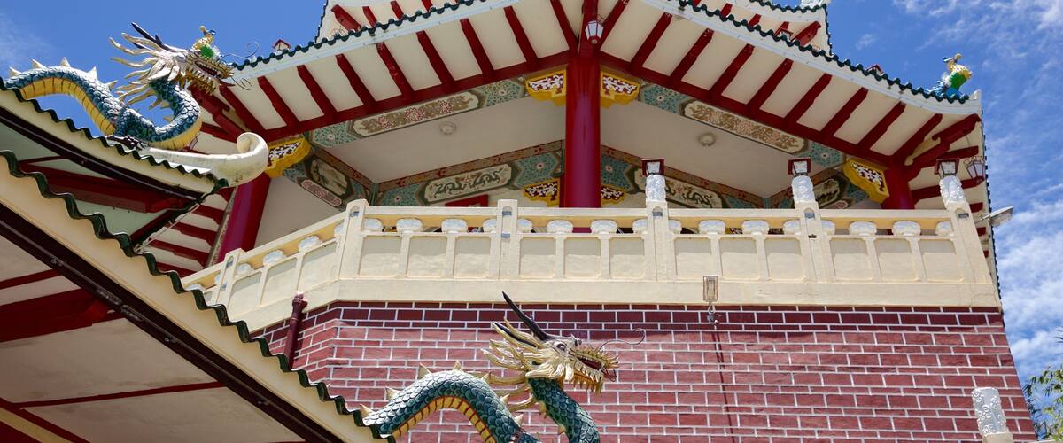 ํ๋ฆฌํ ๋๊ต์ฌ์ ์ ๋ณด์ฌ์ฃผ๋ ์ข
๊ต์ ์ธก๋ฉด, ์ฌ์ ๋๋ ์๋ฐฐ์ง ๊ณผ ๋ฌธํ์ ์ฐ ๊ฑด์ถ