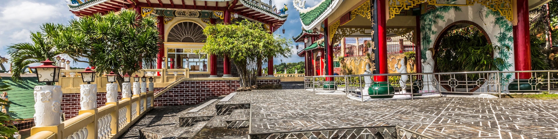 Pagoda and dragon sculpture of the Taoist Temple in Cebu, Philip