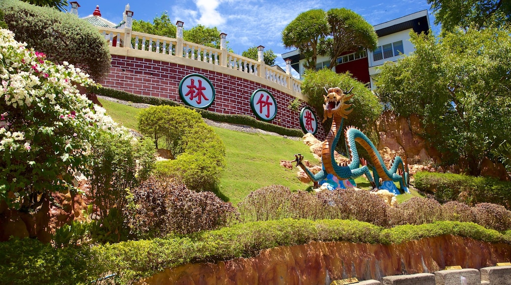 Filippiinien taolainen temppeli johon kuuluu patsas tai veistos ja puutarha