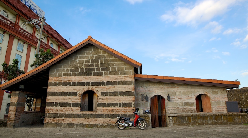 Baluarte de San Andres showing street scenes and heritage architecture