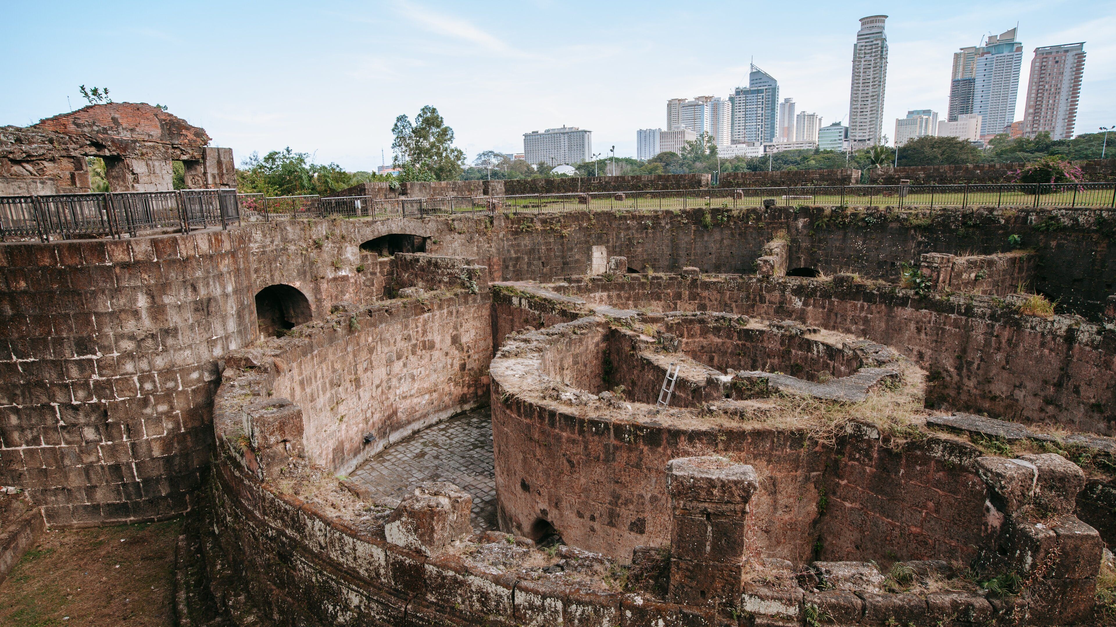 Baluarte de San Diego which includes a ruin and heritage architecture