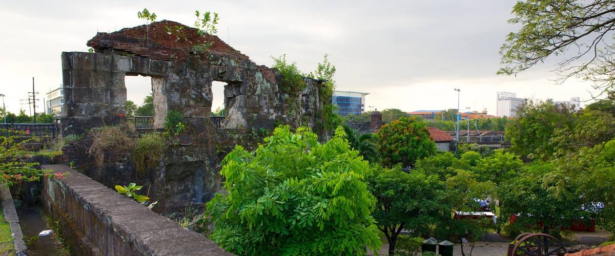 Baluarte de San Diego featuring a city, heritage architecture and a ruin
